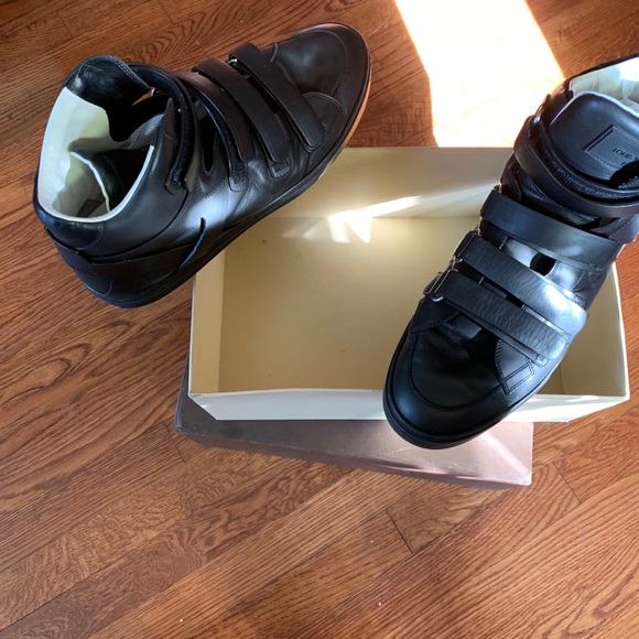 Louis Vuitton Men Sneakers - Picture 3 of 6